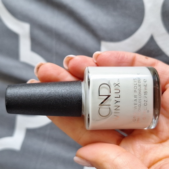 2 Vinylux nail polishes - Picture 2 of 5